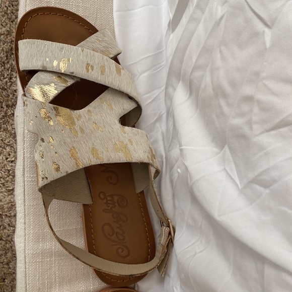 Naughty monkey - Picture 2 of 5